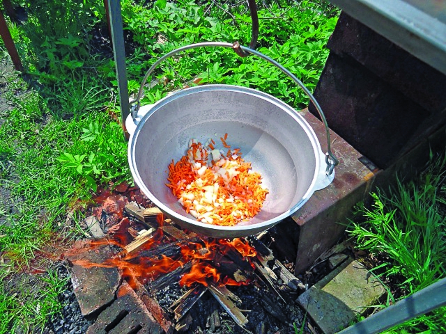 алюминиевый казан на костре
